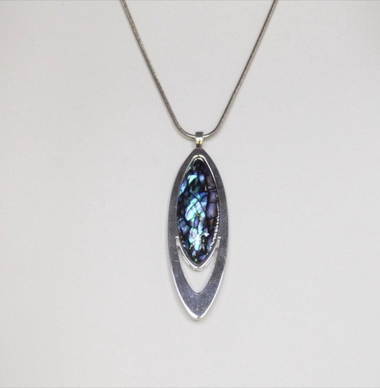 Paua Cracking LG Oval Snake Pendant